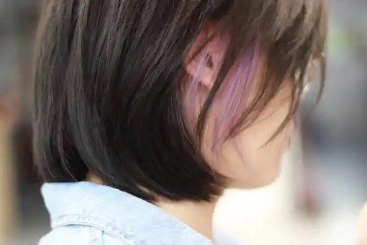 低调又特别的挂耳染搭配高级显白的粉紫色