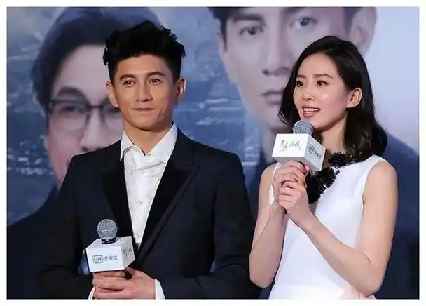 吴奇隆53岁停车场与4岁儿子互动父爱满满但表现过于调皮