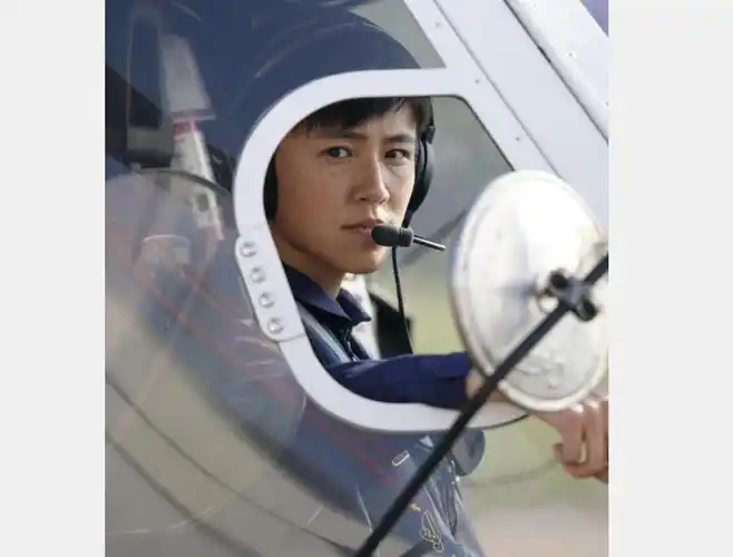 我国第一代女搜救机长宋寅真飒