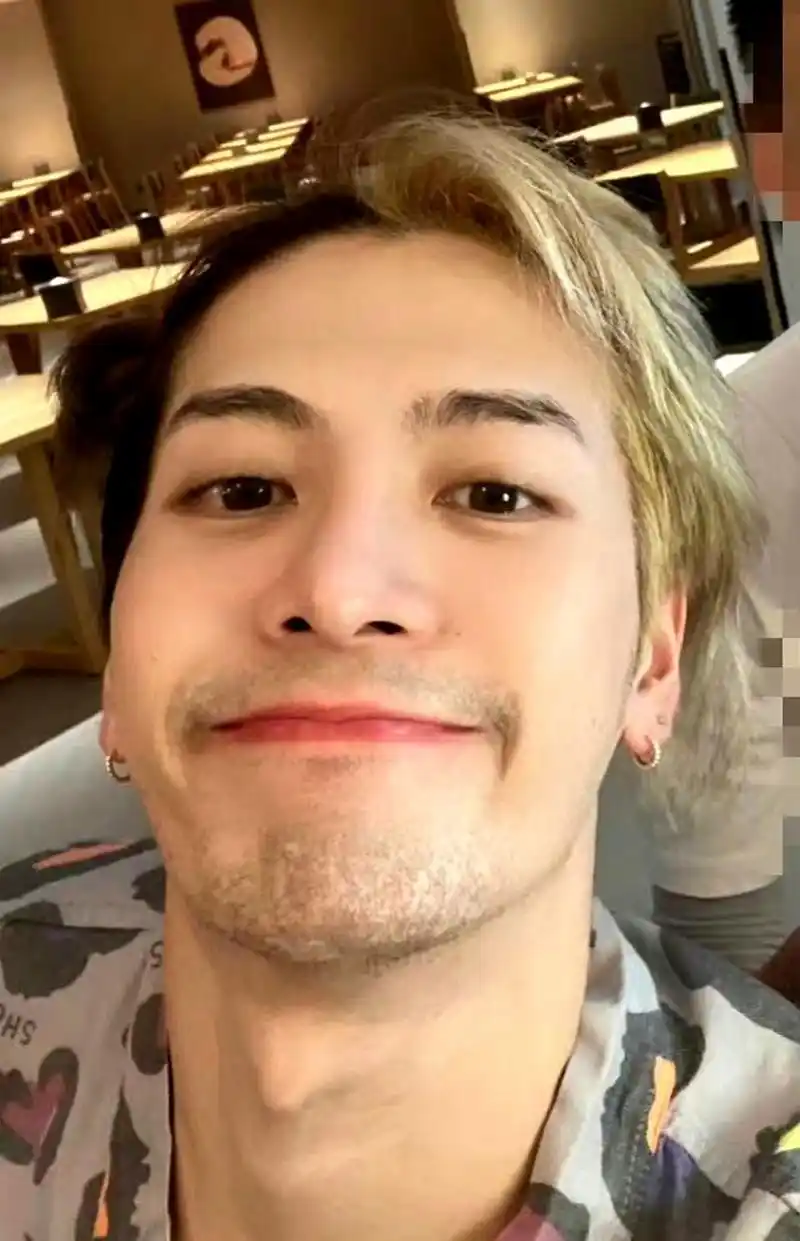 王嘉尔的素颜还是很可以的,皮肤白净,浓眉大眼,离开美颜滤镜依旧颜值