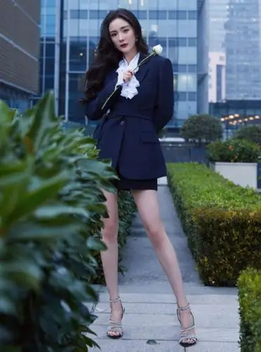 杨幂穿"最贵丝袜"露面,袜子上镶满钻,普通人谁消费得起