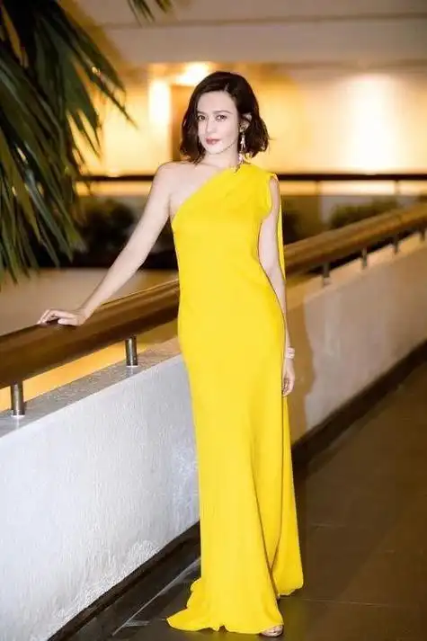 关之琳真不服老礼裙故意挑小码力凹蜂腰翘臀感哪像57岁