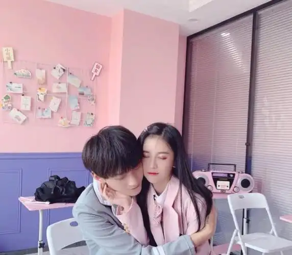 另一账号被扒出,里面全是与异性亲密合照_网易订阅