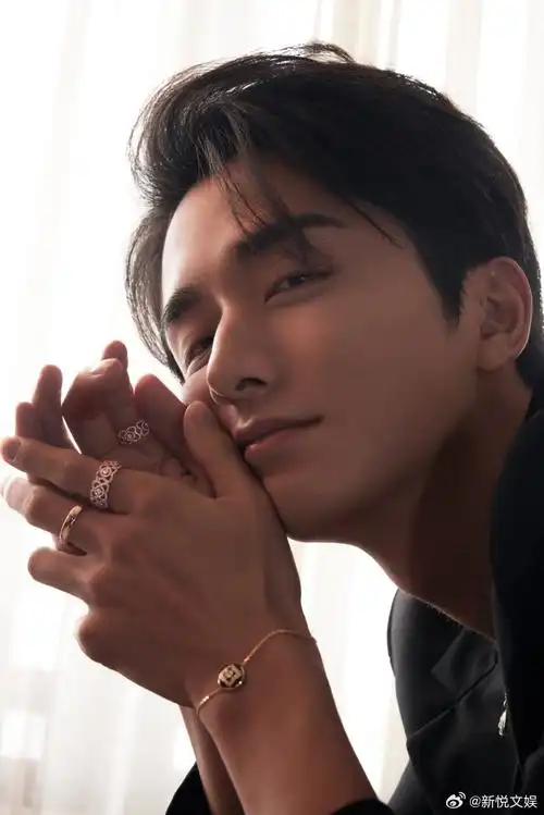 张新成黑西装白衬衫##张新成转戒指