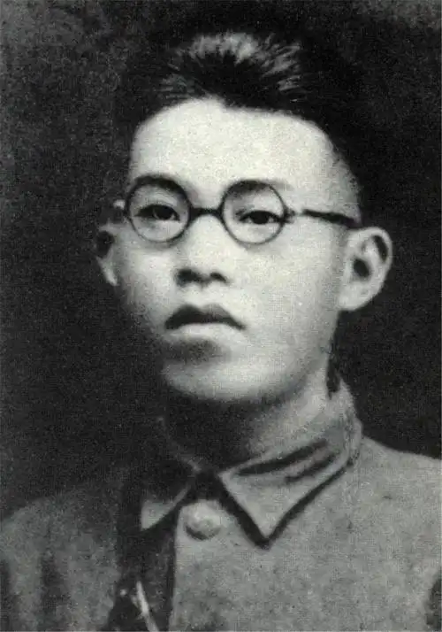 "生为人民生的伟大,死於革命死得光荣" - 中华人民共和国国防部