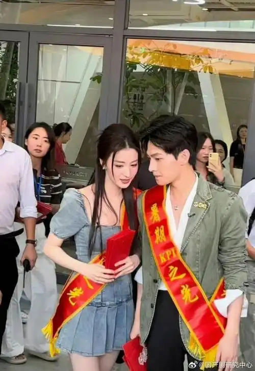 为宣传新剧身上绑彩带,杨洋王楚然仿佛婚礼迎宾