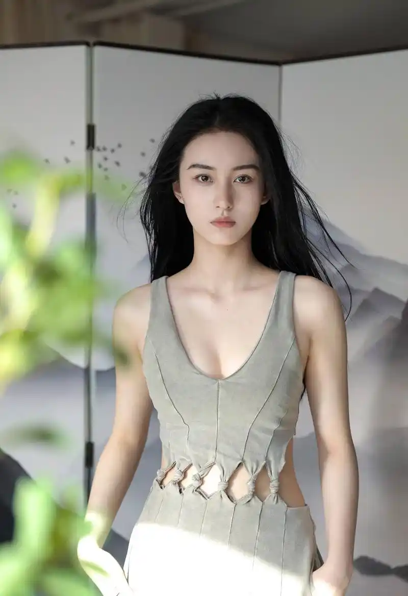 王梓莼绿色吊带连衣裙优雅写真