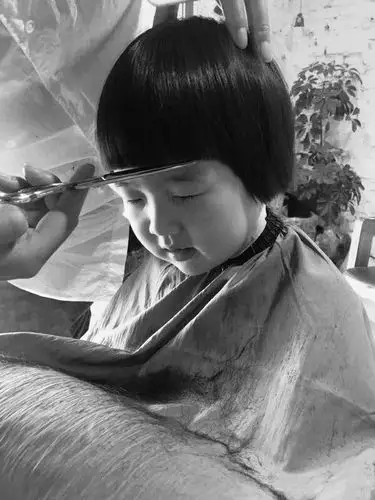 齐利华～《在理发的小女孩》