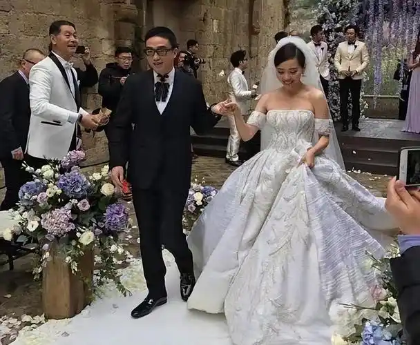 回顾张靓颖:与冯珂相爱15年被骗走6亿,离婚4年后让前夫高攀不起