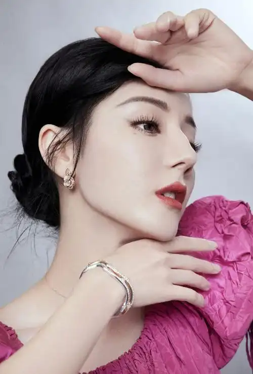 迪丽热巴时尚活动惊艳亮相,一袭玫瑰色裙装青春靓丽!