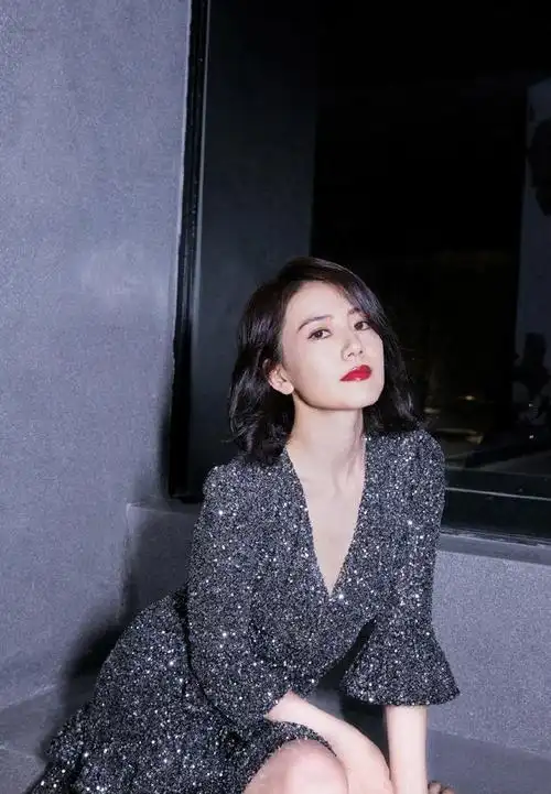 高圆圆最新造型曝光银色亮片修身裙尽显优雅女神状态满满