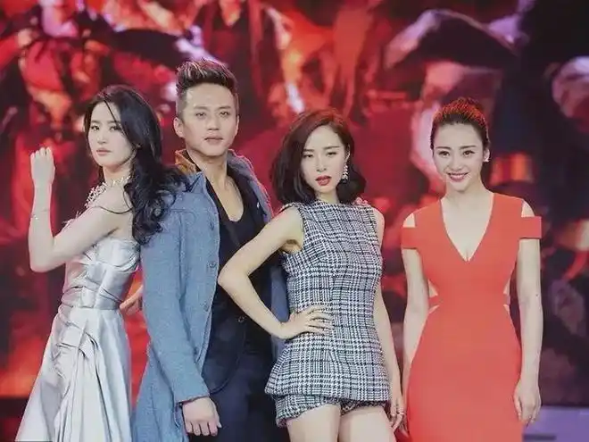 江一燕的气质也太绝了和刘亦菲站在一起居然能把目光吸引过来