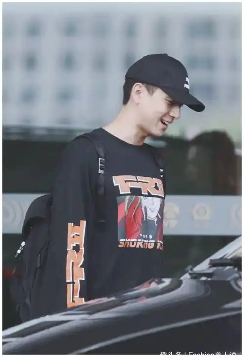 原创李现现身机场化身日系动漫小哥哥一身黑色休闲装少年感十足