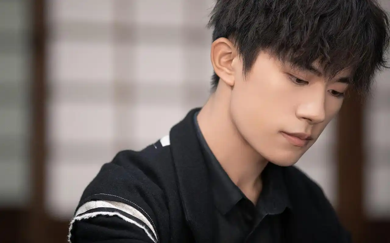 电脑壁纸 明星 大陆明星 易烊千玺儒雅写真