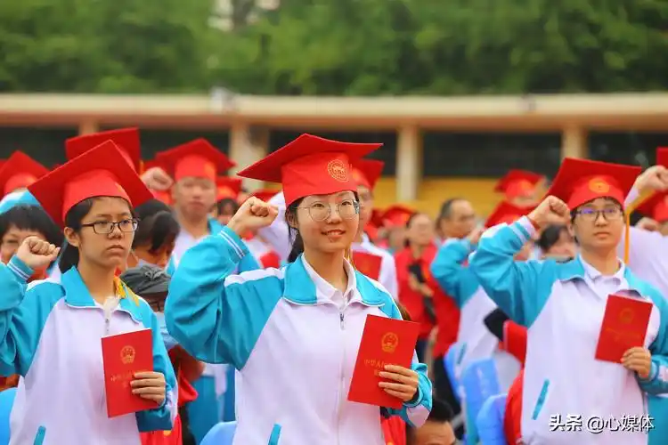 海南中学千名高三生在海口举行18岁成人礼