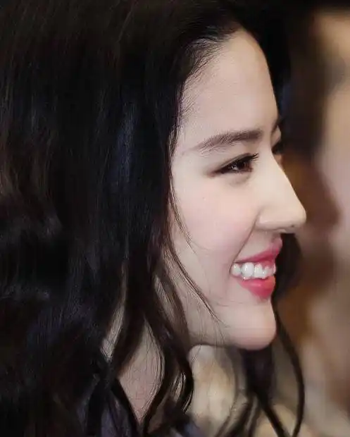 其实,刘亦菲平时笑起来还是甜甜的,充满灵气的感觉,可太好看了就连