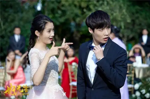 《好先生》张艺兴手揽关晓彤 手足无措跳交谊舞(1/5)