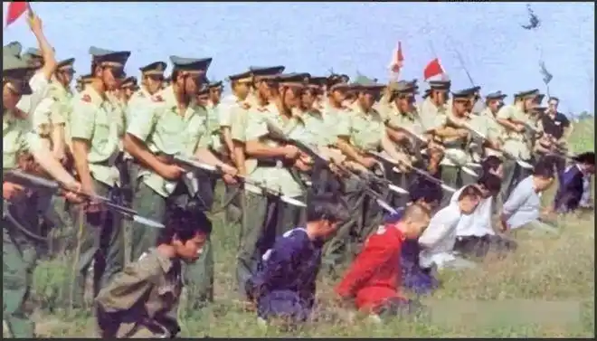 80年代,刑场上集体枪决死刑犯人,此时武警战士刺刀上枪子弹上膛