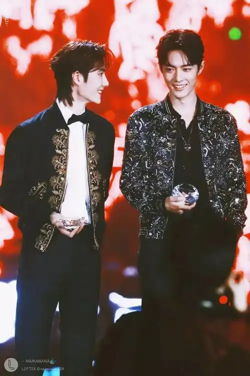 王一博在机场候机的时候,偷偷用小号逛逛超话,无意间看到有个网友