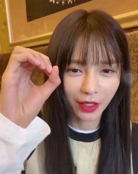 原创沈梦辰晒自拍,素颜不是重点,看清她膝盖上的伤:真替杜海涛心疼