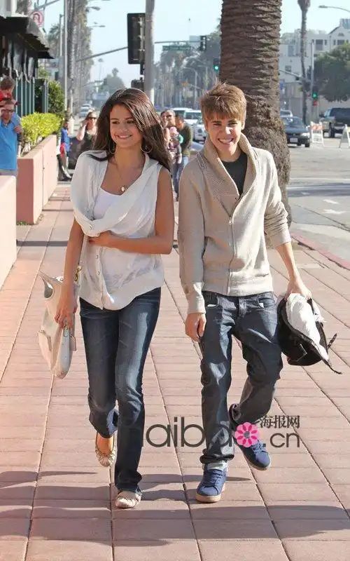 【引用】手牵手,是朋友?贾斯汀·比伯(justin bieber)和赛琳娜·戈麦