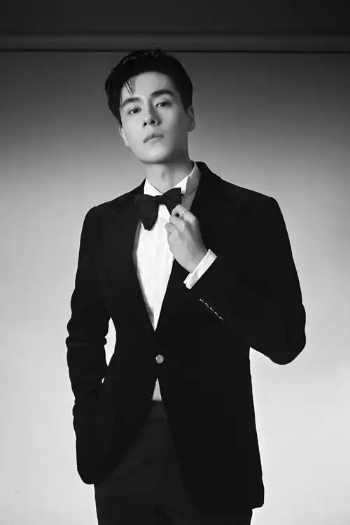 胡一天黑色天鹅绒西装帅气写真图片