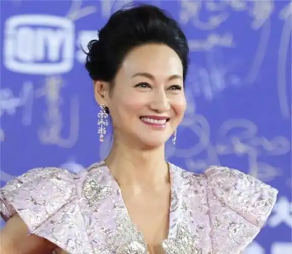 至今单身的6位香港大龄女星:有人感情混乱,有人空等10年,心痛