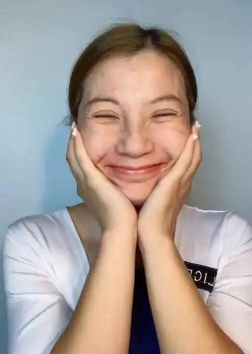 空姐展示"易容术",当她卸妆后,网友:吓得我不敢谈恋爱!