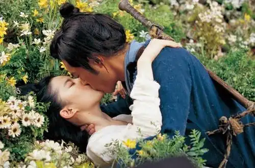 刘亦菲终于也公然裸露了舌吻了,玉女物种濒临灭绝?