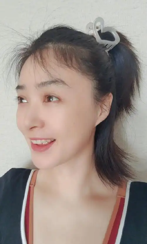 原创39岁蒋欣六一节扎哪吒头卖萌自侃发量少皮肤靠滤镜锁骨窝抢镜