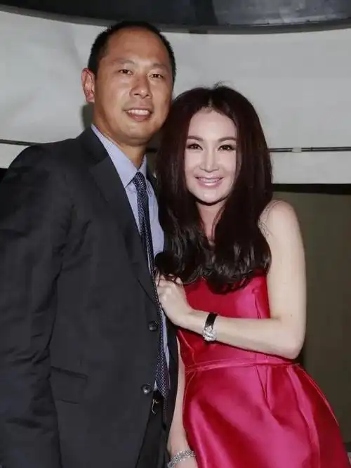 明明年纪相差不大,却看着像两代人,这4位女星把"老公熬成爹"|张庭