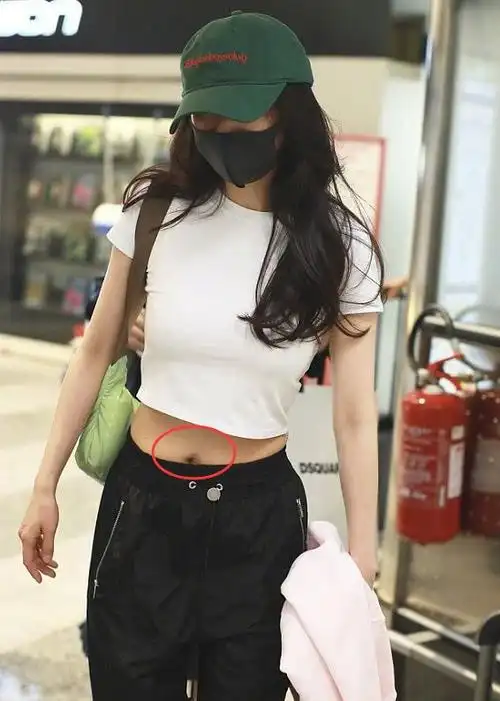 杨幂大秀性感露a4腰不小心露出肚脐妊娠纹暴露真实年纪