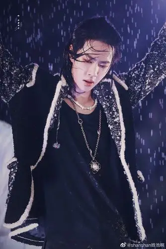 王一博壁纸湖南跨年演唱会《无感》首秀水中唱跳网易云音乐