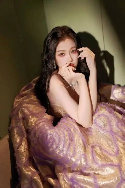 虞书欣紫金公主裙大露肩雪肌火辣性感烟熏钻妆梦幻甜美_紫色_蜡烛