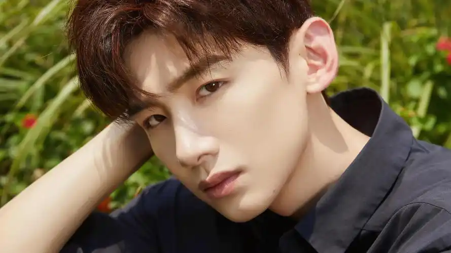 白敬亭成熟帅气高清原图查看 (8/9)白敬亭图片壁纸,白敬亭全屏,横屏