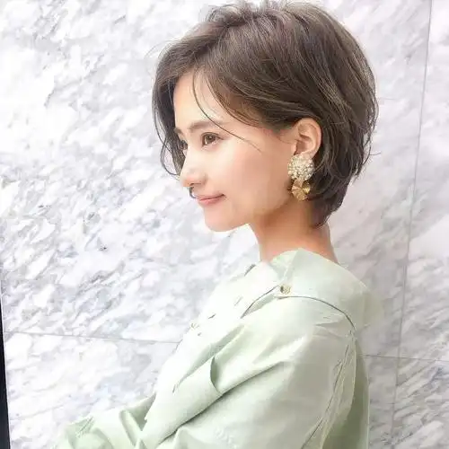 为什么小个子女生适合短发?这十款小清新的瘦脸发型,一看就明白