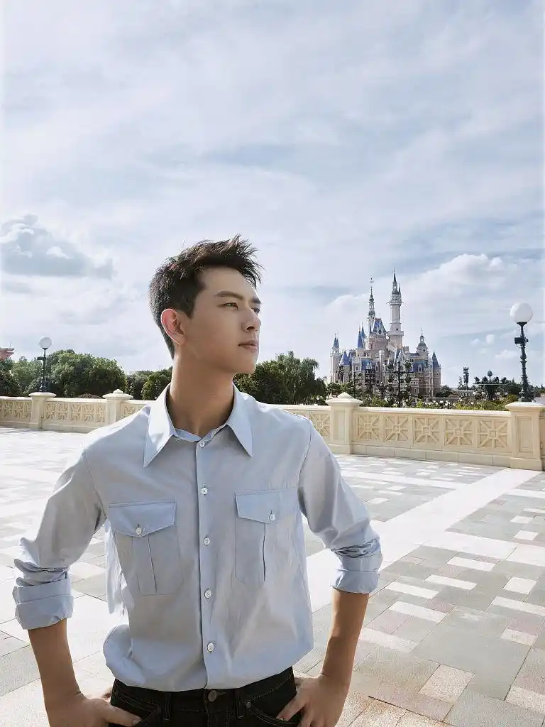 李现对镜头摆着饮料微笑,可爱十足.