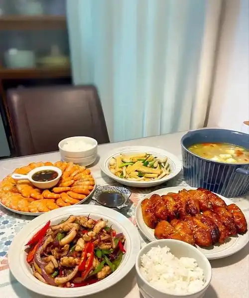 图1是月收入3000块的人家里的晚餐