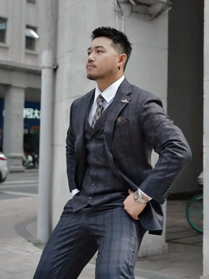 西装杀 #拍出电影感 #街拍 - 抖音