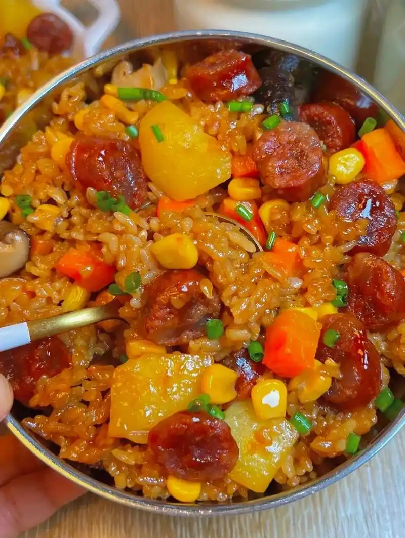 这个香肠土豆焖饭真的巨好吃!不好吃算我输.不得不说米饭这样做 - 抖