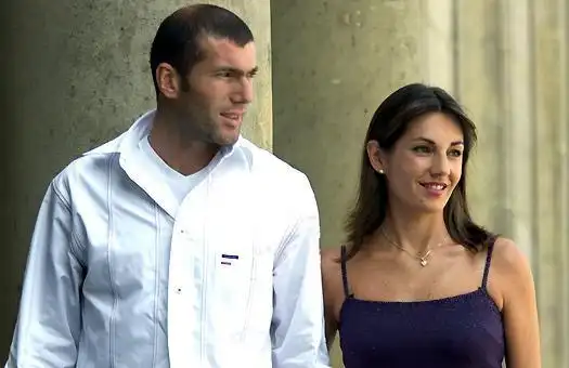 7大世界足球巨星的妻子美貌大比拼谁最美