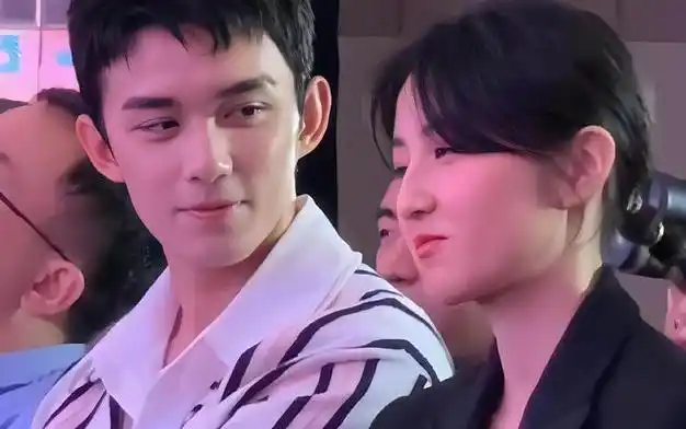 但也有网友质疑:胡先煦一上大学就官宣了女友,张子枫也有过男友焉栩嘉