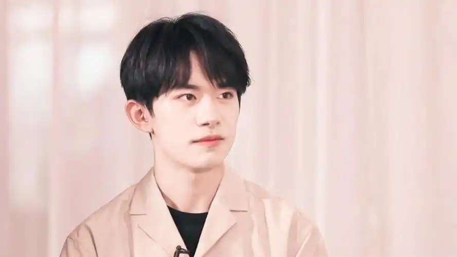 电脑壁纸 明星 大陆明星 青春少年易烊千玺帅气魅力写真