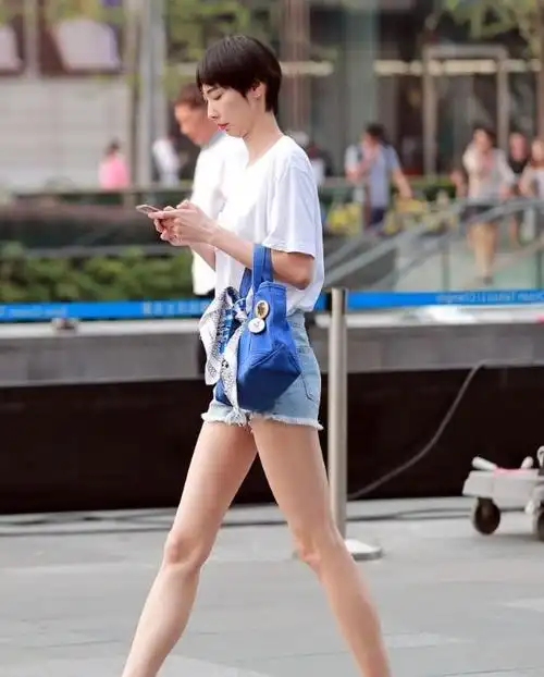 美女怕是有2米吧穿01cm厚的踏板还比别人高一个头