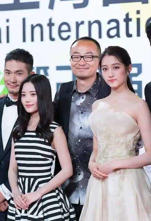 关晓彤罕见和鞠婧祎合照,穿礼服高贵大气,长得高太惹眼了,_裙子_效果