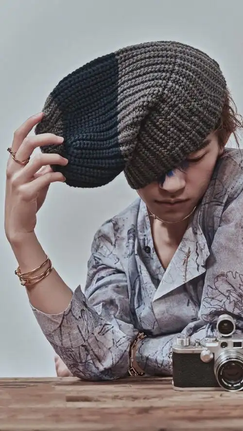 易烊千玺时尚芭莎开季封面