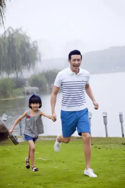 陆毅为47岁鲍蕾庆生,主动索吻不避嫌,14岁贝儿身高直逼老爸_老公_女儿