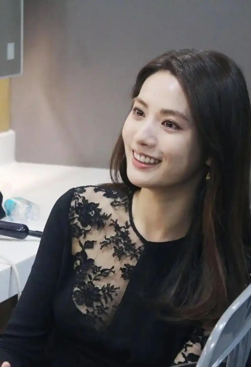 林珍娜:大长腿女神的魅力与市场影响 林珍娜,这位32岁的韩国歌手和