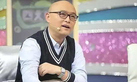 年轻的孟非对着头发日渐稀疏感到烦恼,他的妻子察觉到了他的情绪变化