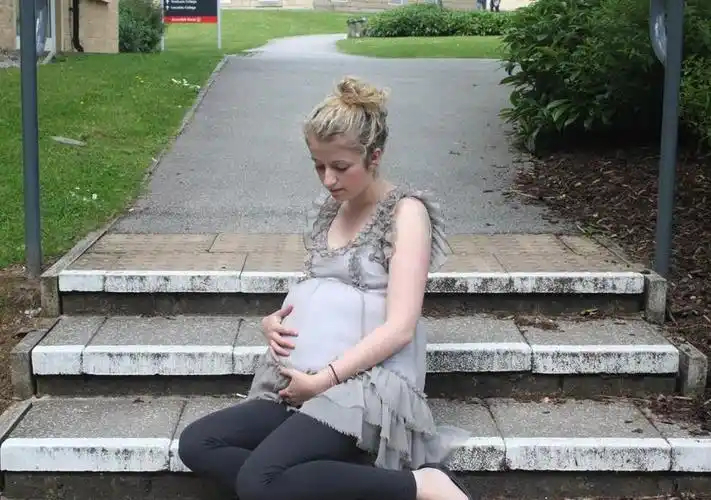 12岁女孩突然在家腹痛生子,家长全然不知女儿怀孕当场震惊_腾讯新闻